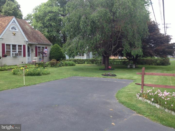 4950 Perkiomen Avenue Reading, PA 19606 - Photo 3 of 9 Front Yard