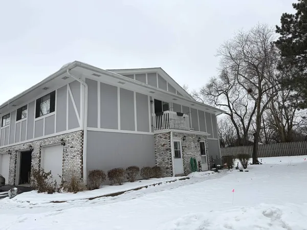 $2,100 | 824 Dighton Lane, Schaumburg, IL 60173