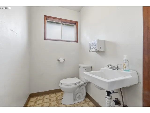 $1,399,000 | 4201 Barrett Drive, Hood River, OR 97031