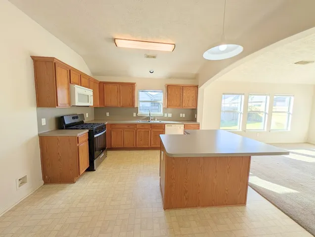 $2,000 | 19031 Telford Way, Tomball, TX 77375