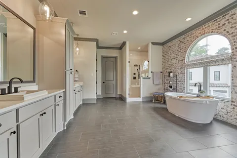 $1,395,000 | 42 Secluded Trail, The Woodlands, TX 77380