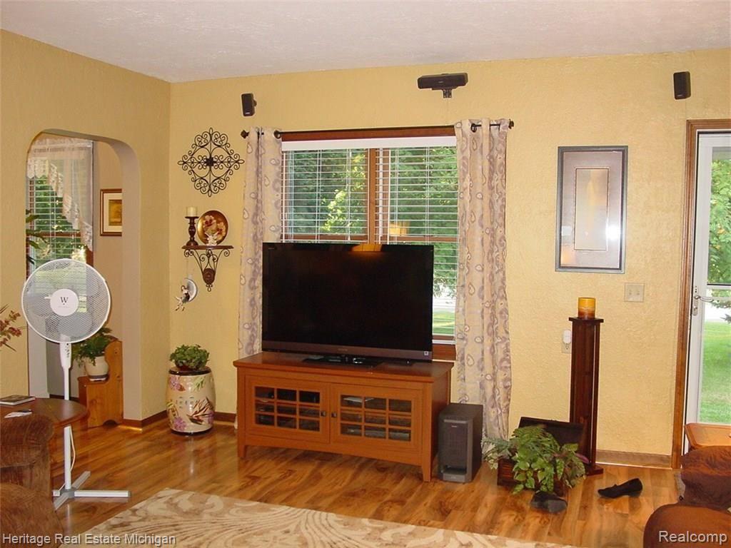 6463 Robb Road Fowlerville, MI 48836 - Photo 26 of 43 Living Room Facing Front o House