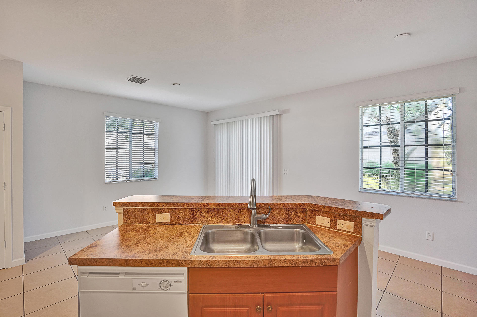 2034 Nassau Drive Riviera Beach, FL 33404 - Photo 10 of 39 DSC01054