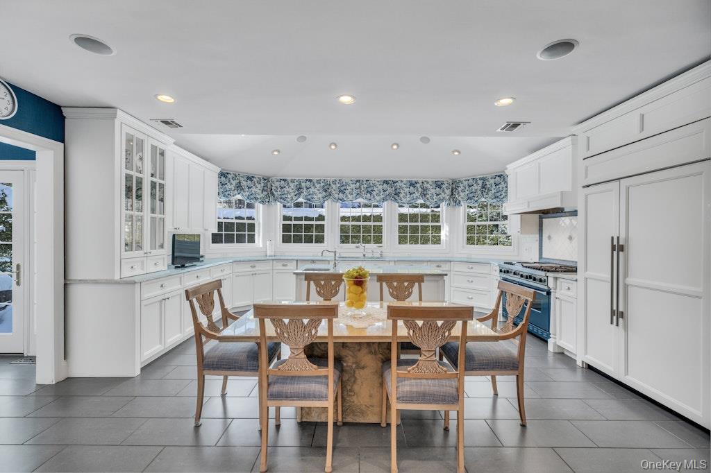 265 Northwoods Road Manhasset, NY 11030 - Photo 11 of 33