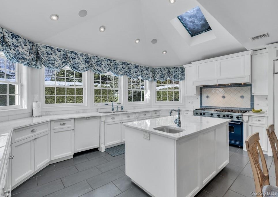 265 Northwoods Road Manhasset, NY 11030 - Photo 12 of 33