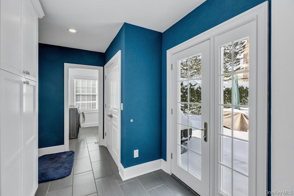 265 Northwoods Road Manhasset, NY 11030 - Photo 14 of 33 Mud room and first floor laundry