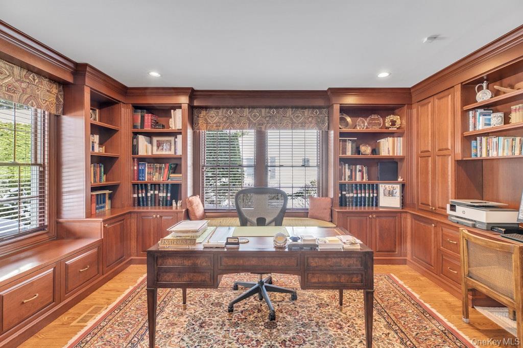 265 Northwoods Road Manhasset, NY 11030 - Photo 17 of 33