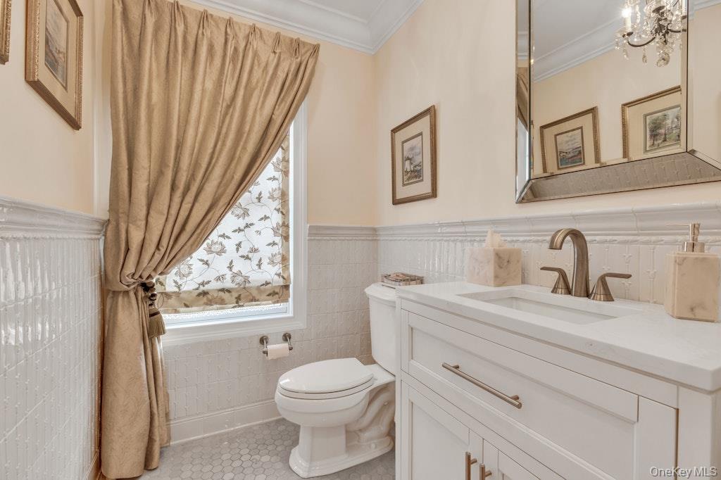 265 Northwoods Road Manhasset, NY 11030 - Photo 19 of 33 Powder room