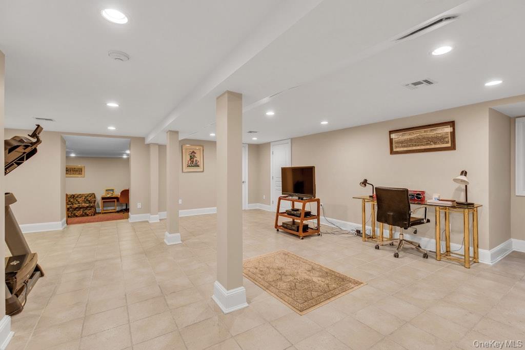 265 Northwoods Road Manhasset, NY 11030 - Photo 30 of 33