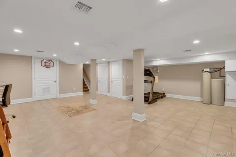 $3,648,000 | 265 Northwoods Road, Manhasset, NY 11030