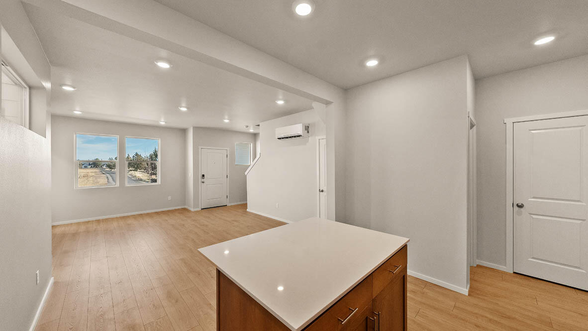 007 kitchen and dining room