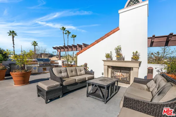 $1,250,000 | 10648 Woodbridge Street, Unit 306, Toluca Lake, CA 91602