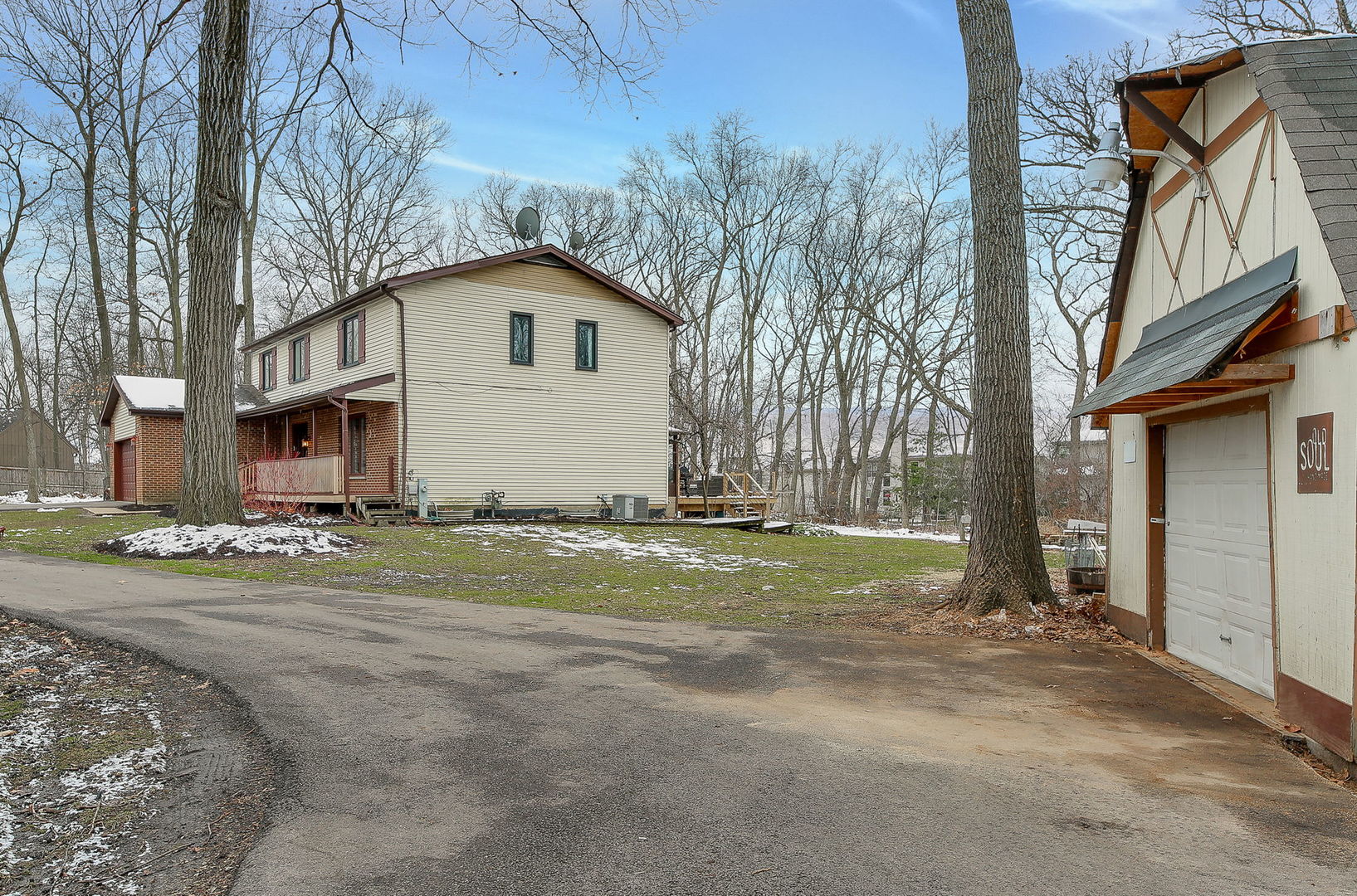 31W137 Rohrssen Road Hoffman Estates, IL 60192 - Photo 35 of 43 a house view with backyard space