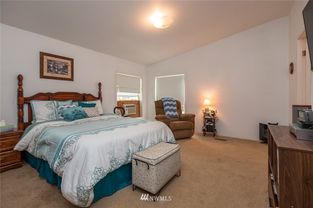 2011 Bishop Road Chehalis, WA 98532 - Photo 13 of 25 a spacious bedroom with a bed and dresser