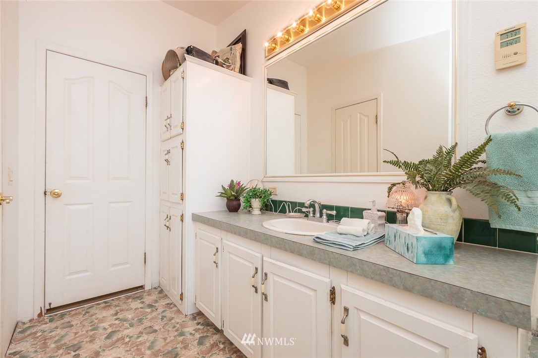 2011 Bishop Road Chehalis, WA 98532 - Photo 15 of 25 a bathroom with a sink and a mirror