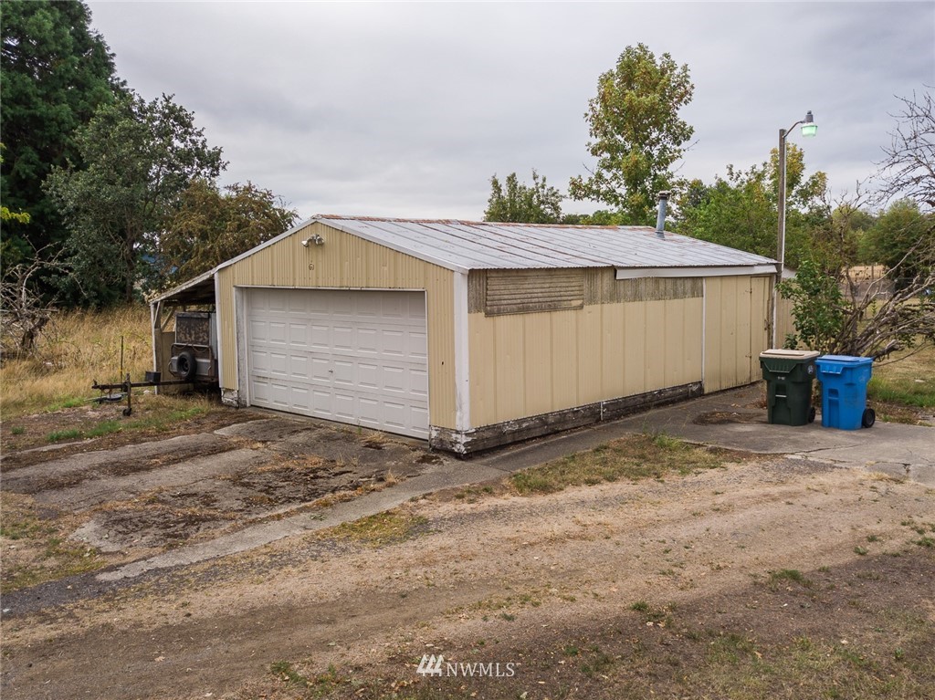 2011 Bishop Road Chehalis, WA 98532 - Photo 18 of 25 a view of a garage
