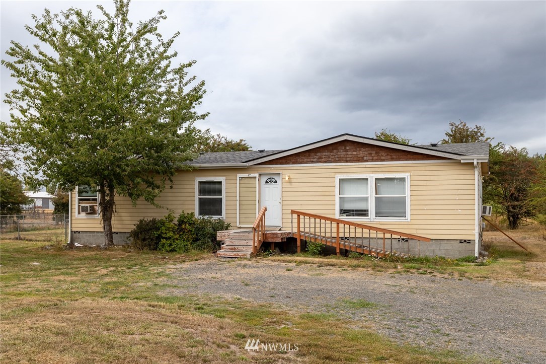 2011 Bishop Road Chehalis, WA 98532 - Photo 24 of 25 a front view of a house with garden