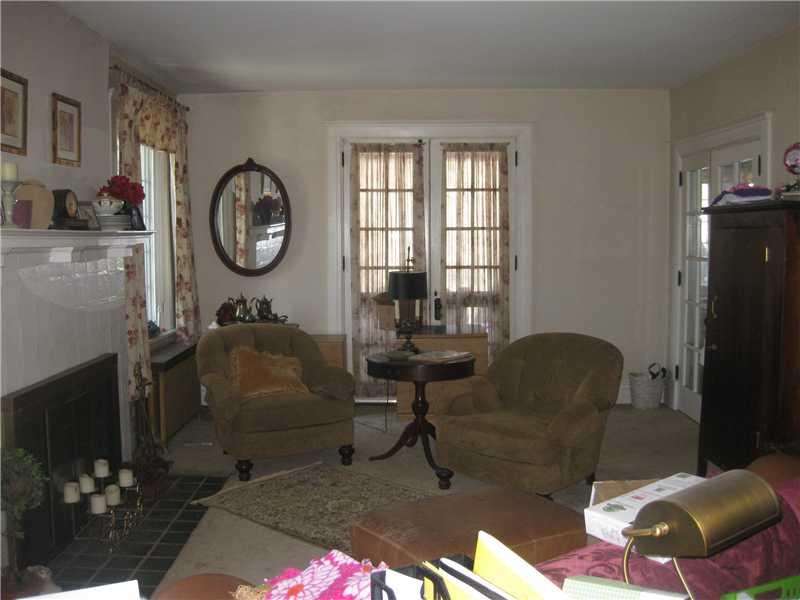 3460 Evergreen Road Pittsburgh, PA 15237 - Photo 3 of 21 Living Room.