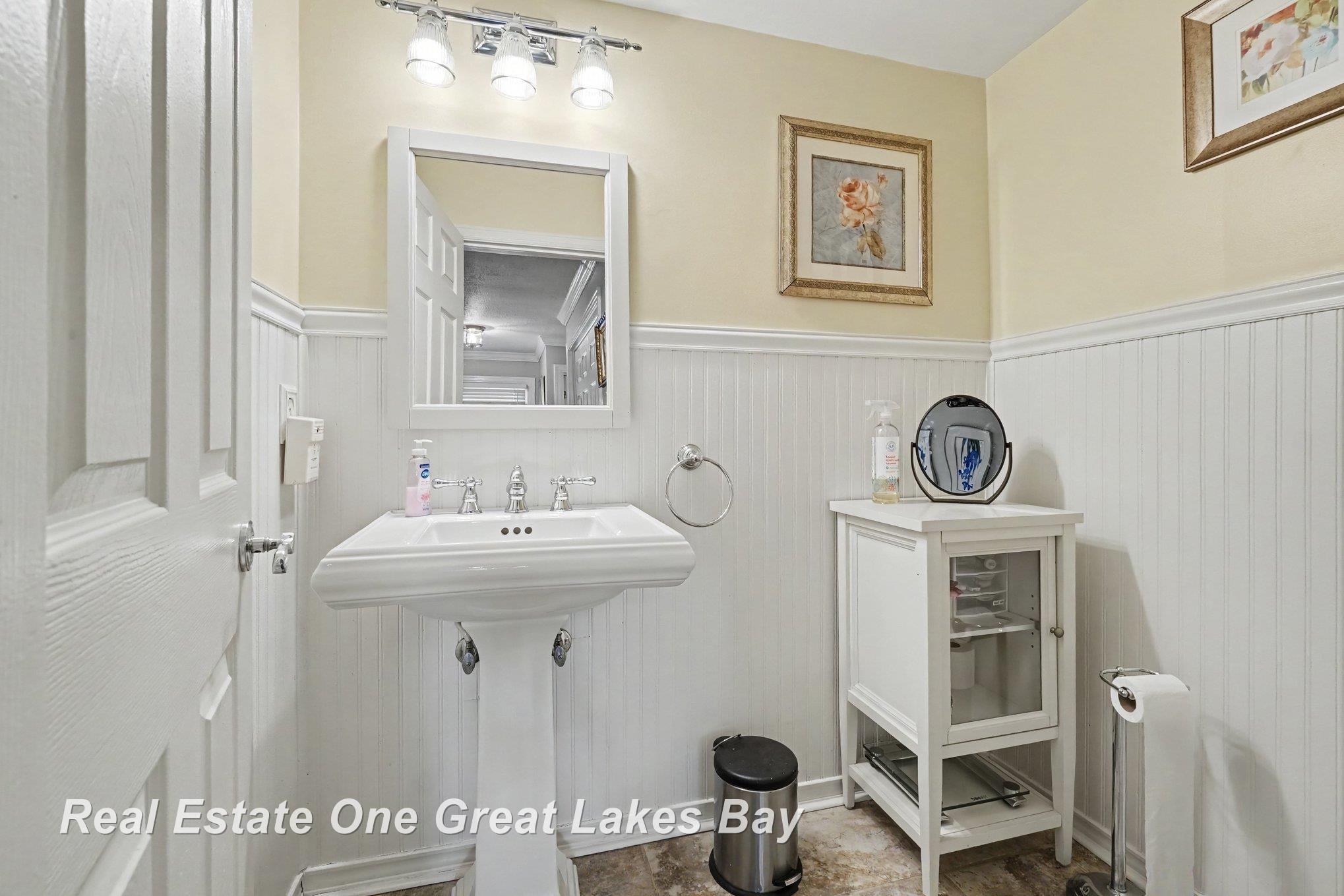 1510 Helen Street Bay City, MI 48708 - Photo 12 of 26 50213358-8ce8ac2e-aabc-4829-b1b0-a52983e4c3a9.JPG