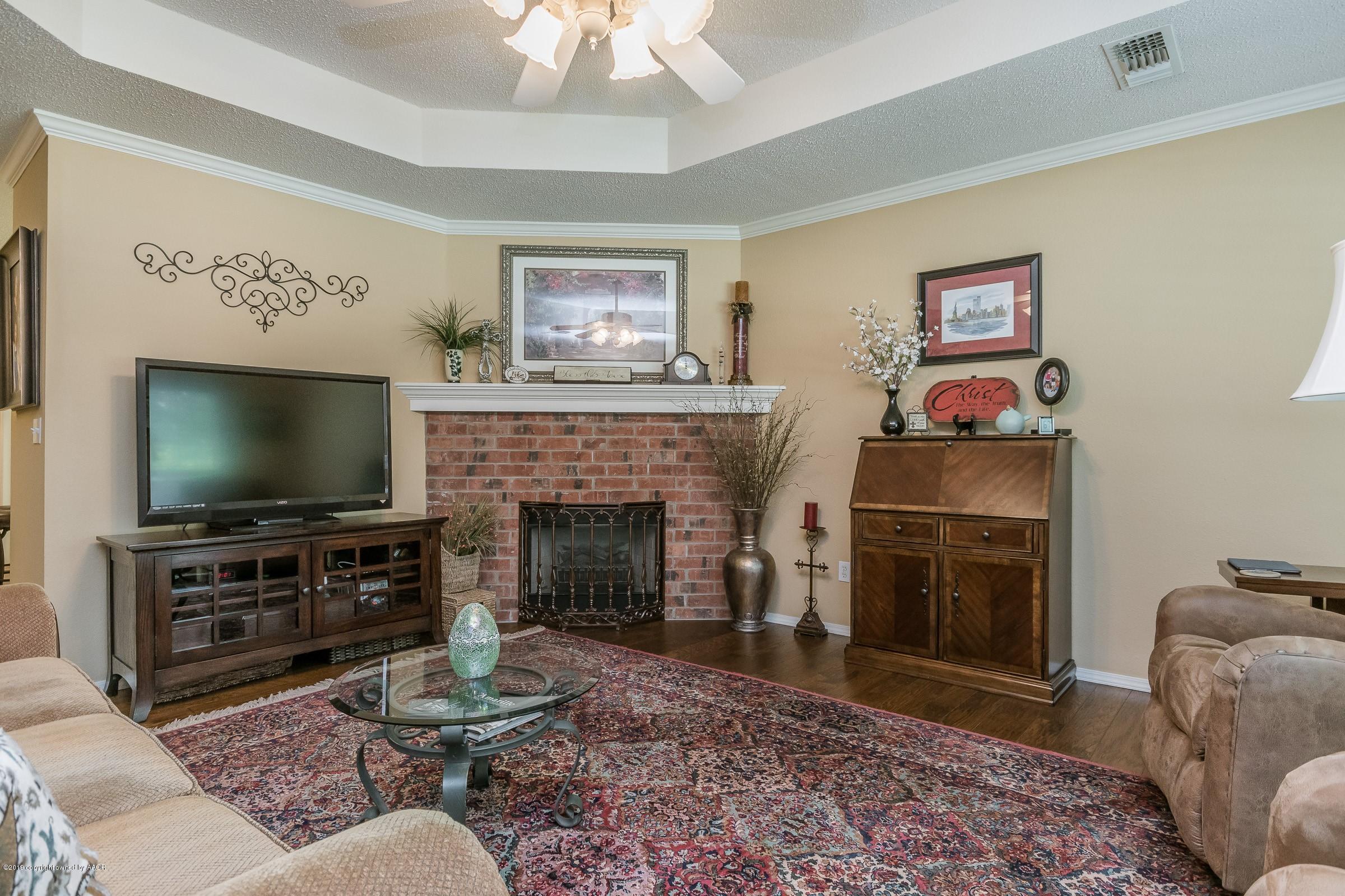 7006 Thunder Road Amarillo, TX 79119 - Photo 2 of 18 Living Room