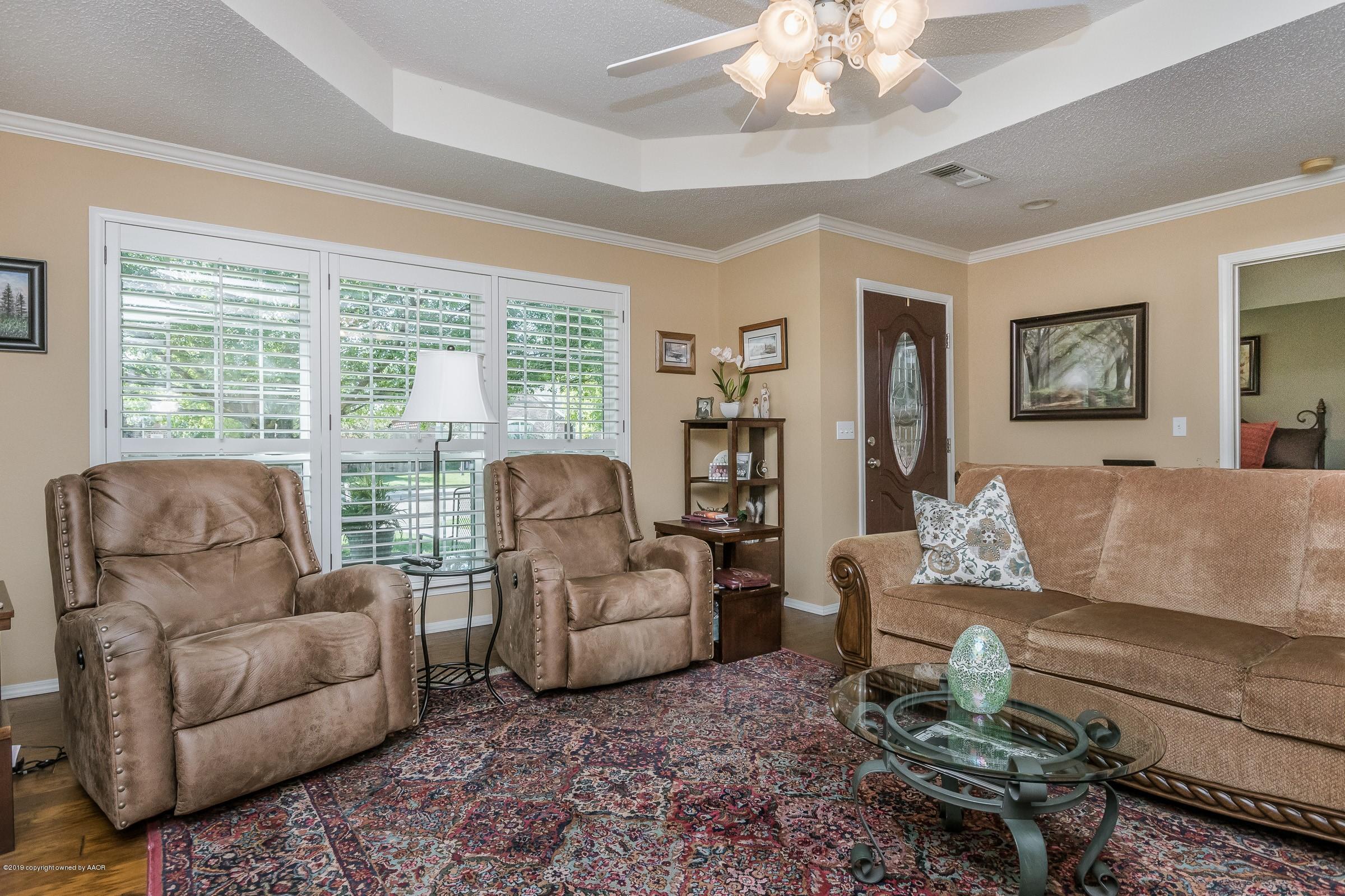 7006 Thunder Road Amarillo, TX 79119 - Photo 3 of 18 Living Room