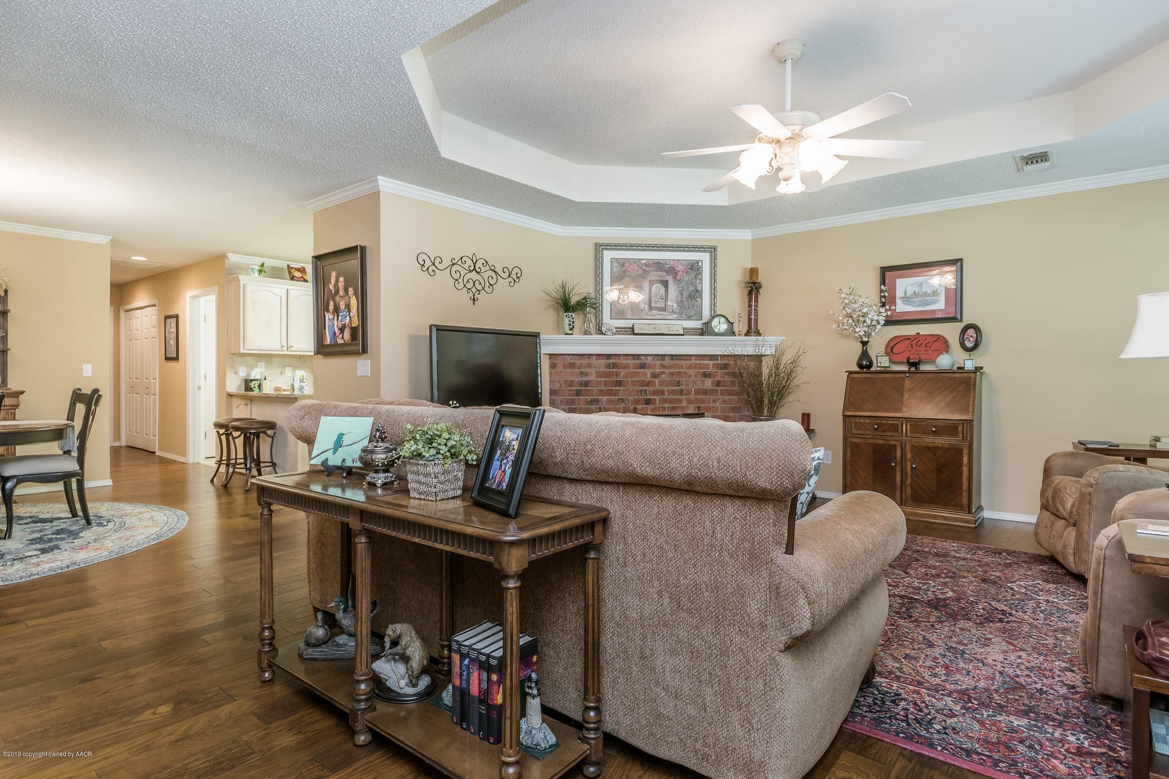 7006 Thunder Road Amarillo, TX 79119 - Photo 4 of 18 Living Room