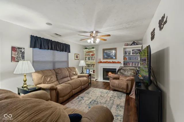 $284,000 | 6913 Thousand Oaks Drive, Indianapolis, IN 46214