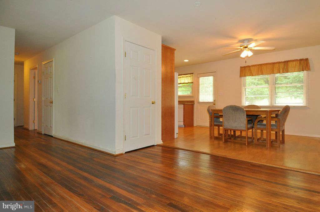 1286 Ritchie Highway Arnold, MD 21012 - Photo 4 of 19 Living Room