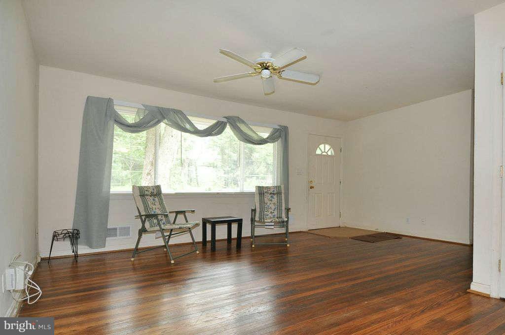 1286 Ritchie Highway Arnold, MD 21012 - Photo 8 of 19 Living Room