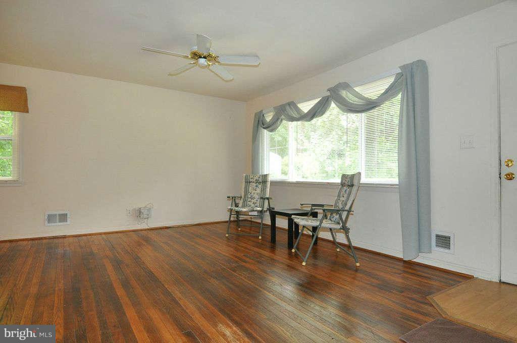1286 Ritchie Highway Arnold, MD 21012 - Photo 9 of 19 Living Room