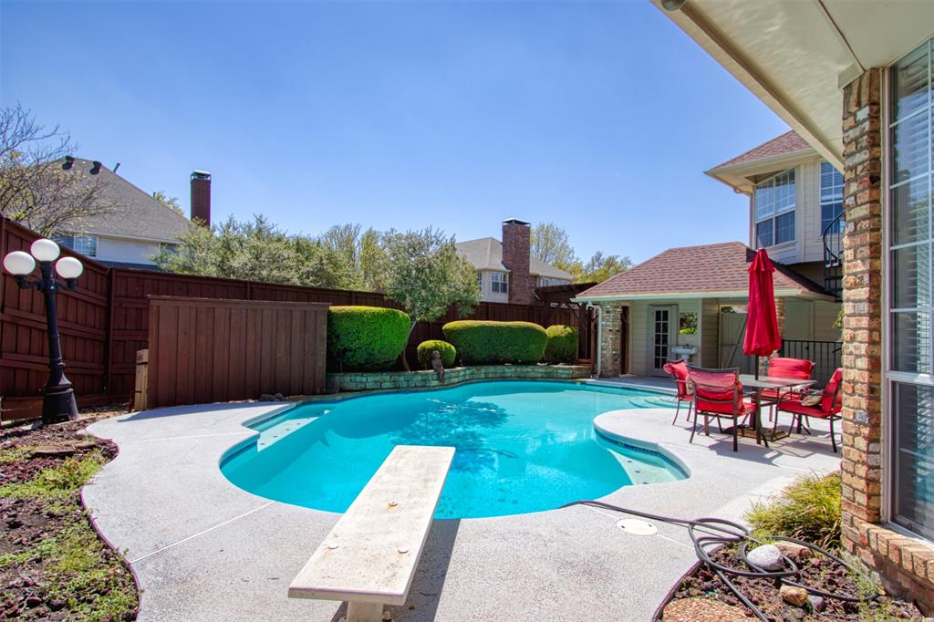 4564 Hitching Post Lane Plano, TX 75024 - Photo 33 of 40 a view of a backyard with table and chairs under an umbrella