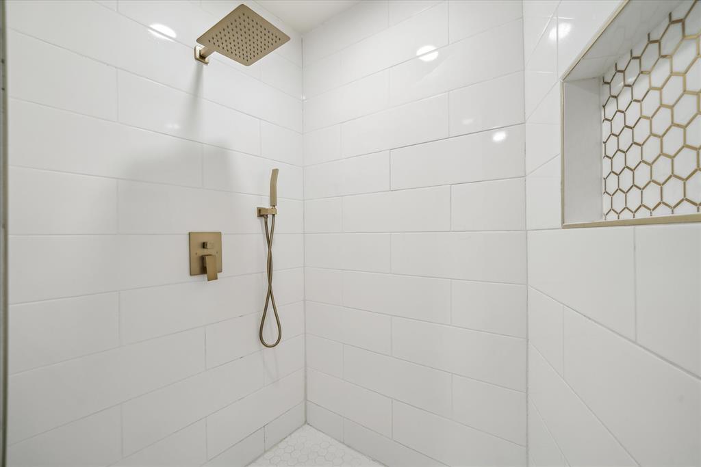 1460 Forrest Drive Canton, TX 75103 - Photo 19 of 36 a bathroom with a shower