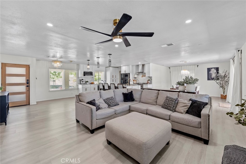 8263 3rd Hesperia, CA 92345 - Photo 6 of 60