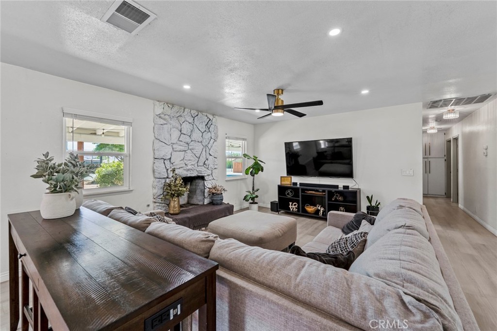 8263 3rd Hesperia, CA 92345 - Photo 7 of 60