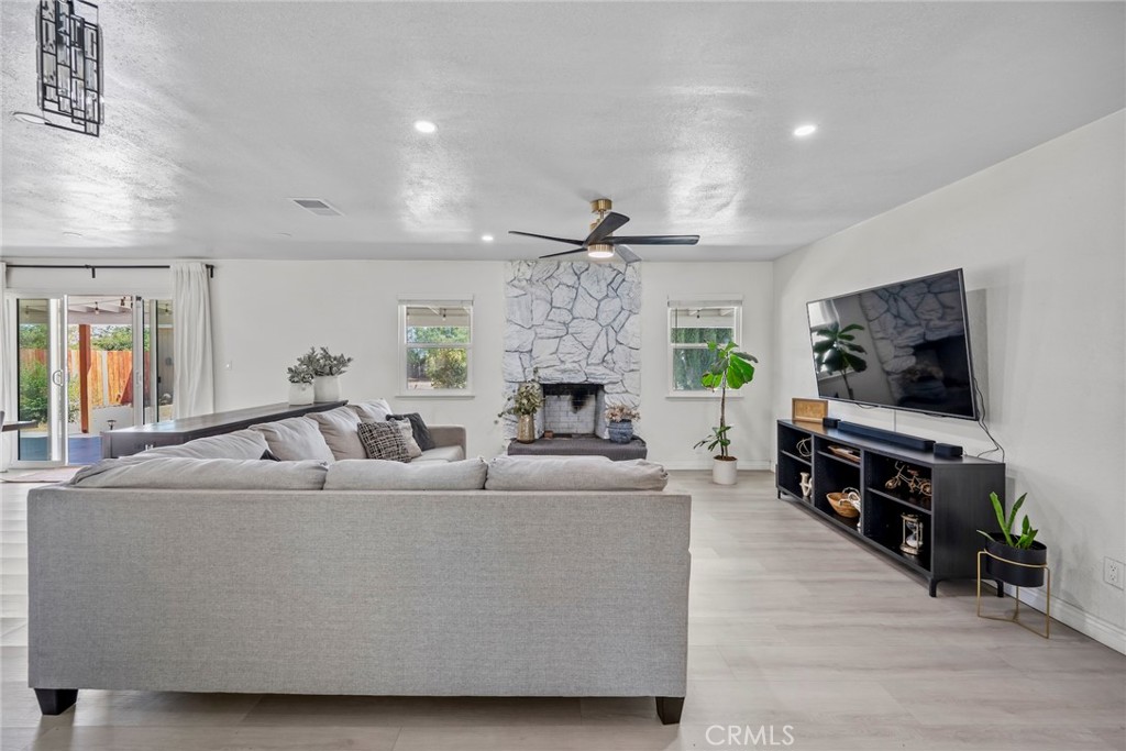 8263 3rd Hesperia, CA 92345 - Photo 8 of 60