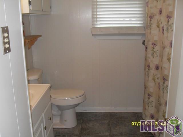 163 Sycamore Street Raceland, LA 70394 - Photo 7 of 11 Hall bathroom