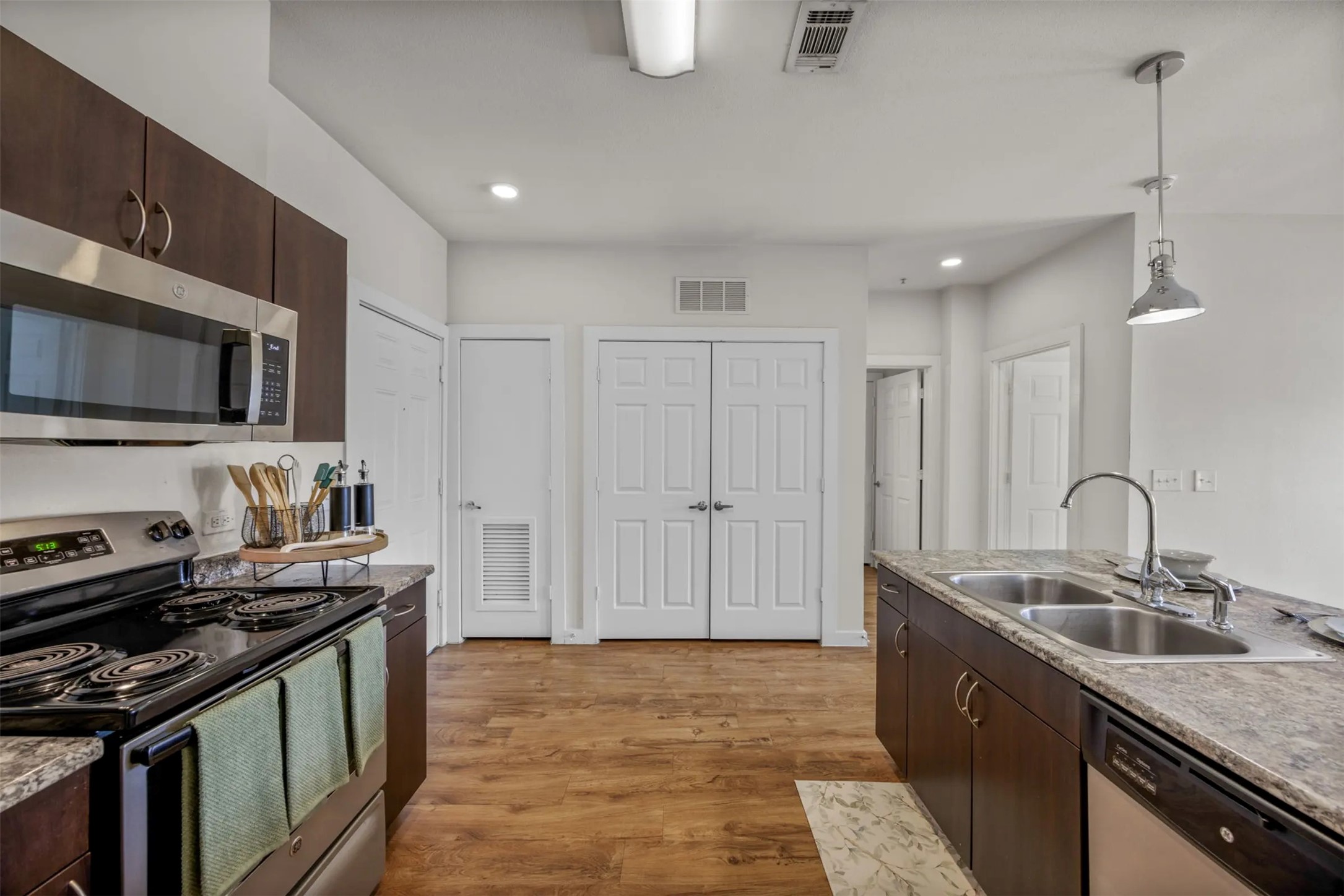 6725 Circle S Road, Unit A2308 Austin, TX 78745 - Photo 4 of 23 a kitchen that has a sink and a stove