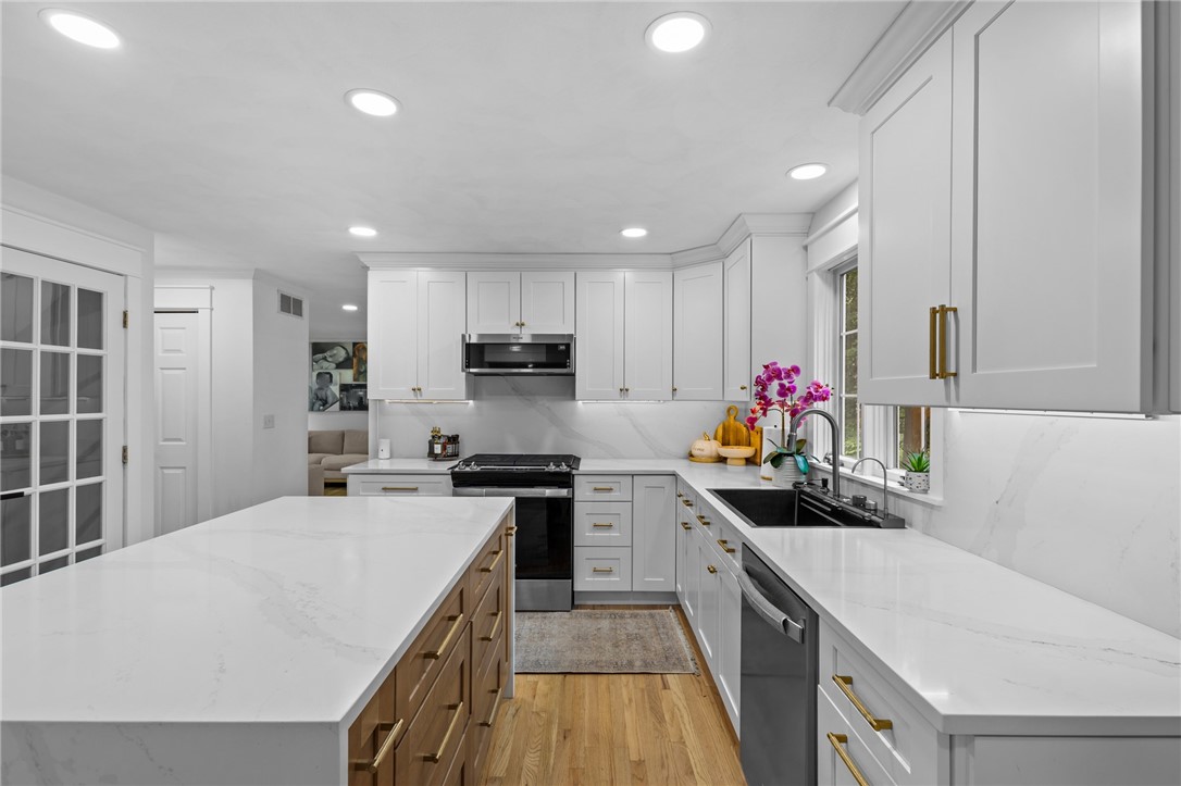 194 Council Rock Road Cranston, RI 02921 - Photo 5 of 46