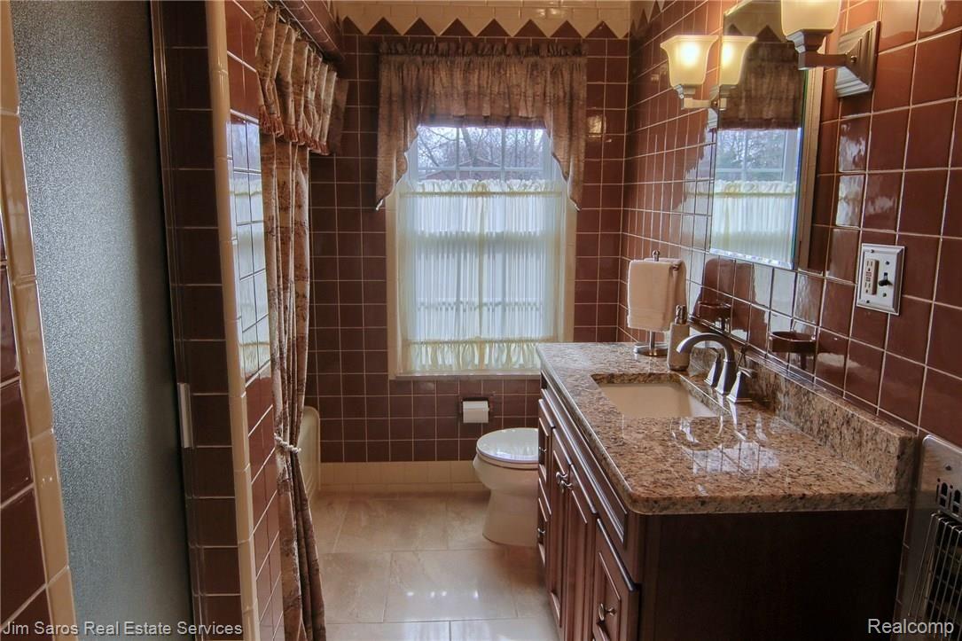 765 Middlesex Road Grosse Pointe, MI 48230 - Photo 17 of 38 Master_Bathroom.jpg