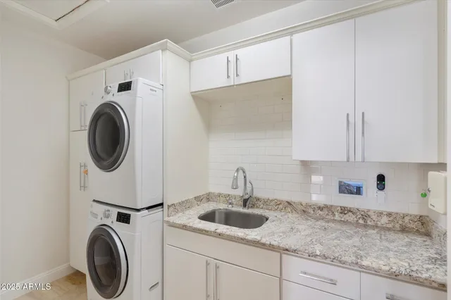 a view of entryway and kitchen