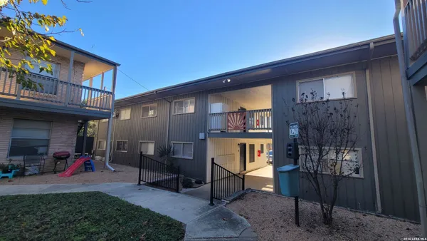 $750 | 516 Gentleman Road, Unit 19, Balcones Heights, TX 78201