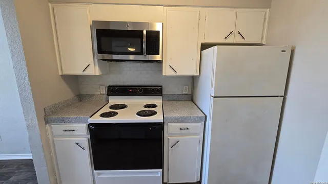 $820 | 516 Gentleman Road, Unit 19, Balcones Heights, TX 78201