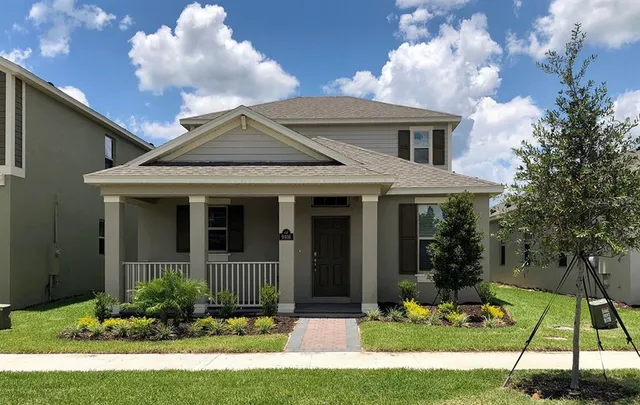 a view of a house with yard and plants