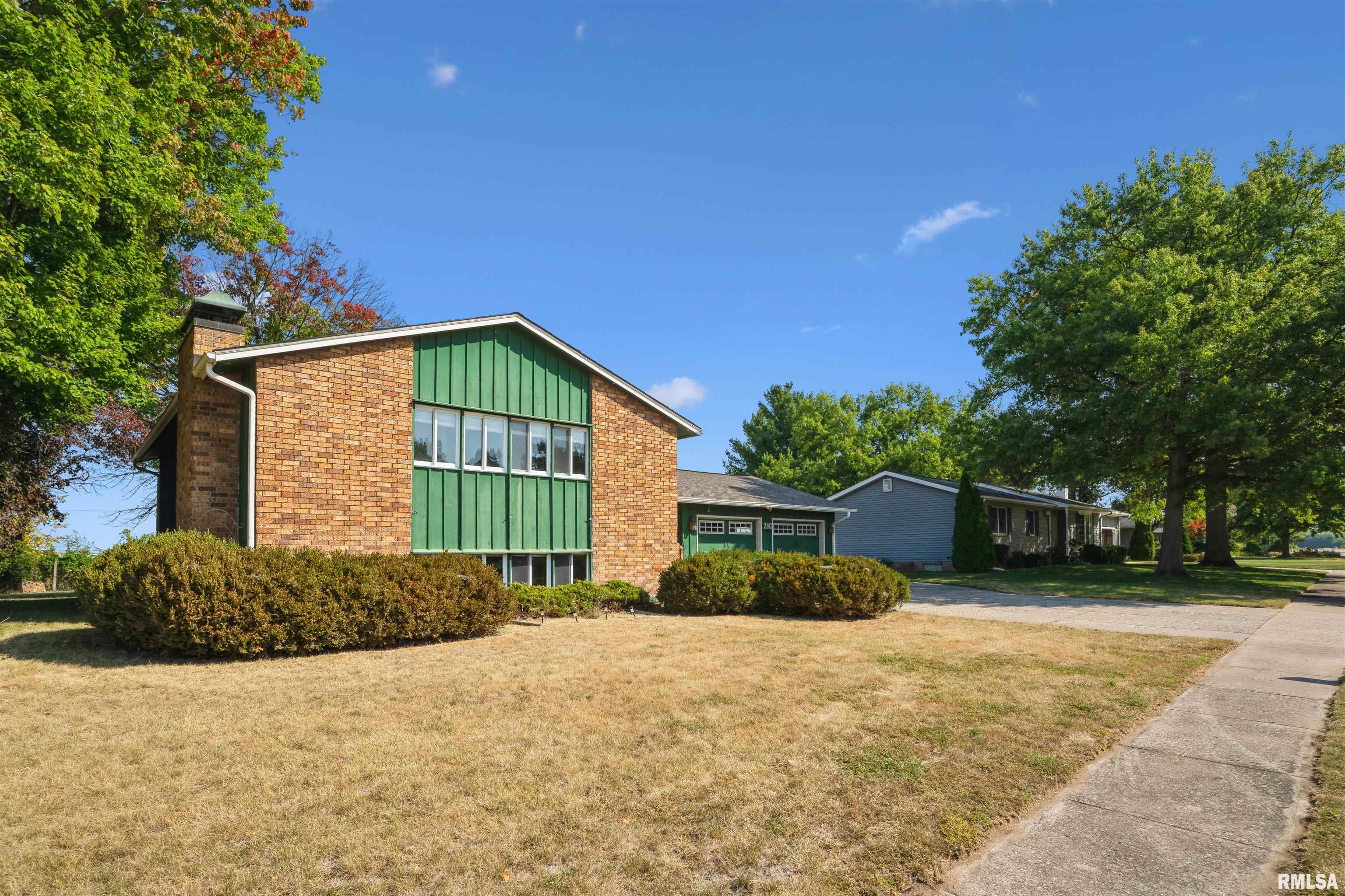 210 16th Place Camanche, IA 52730 - Photo 2 of 26