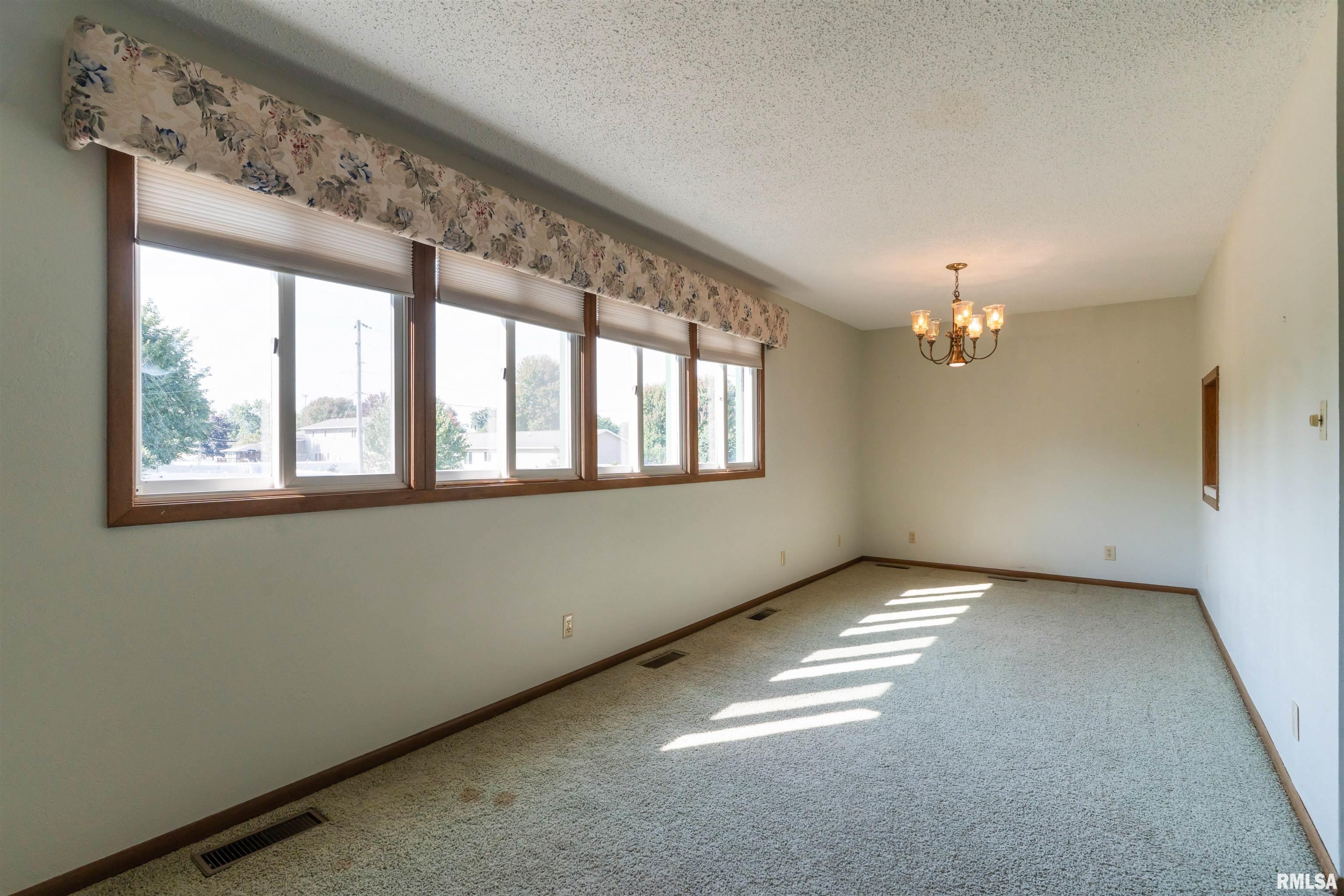 210 16th Place Camanche, IA 52730 - Photo 4 of 26