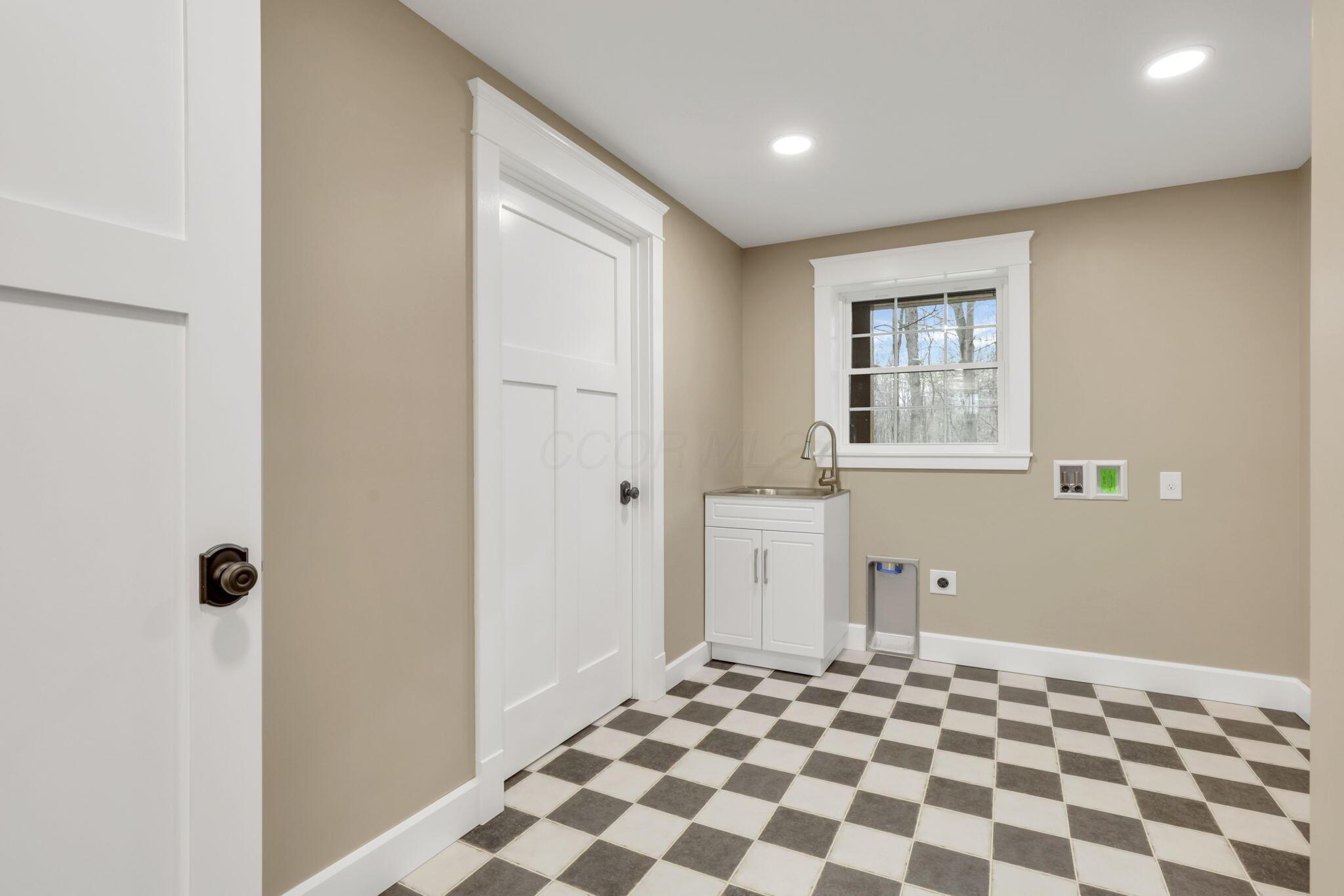 889 Blacksnake Road Utica, OH 43080 - Photo 23 of 53 Laundry Room / Mud Room