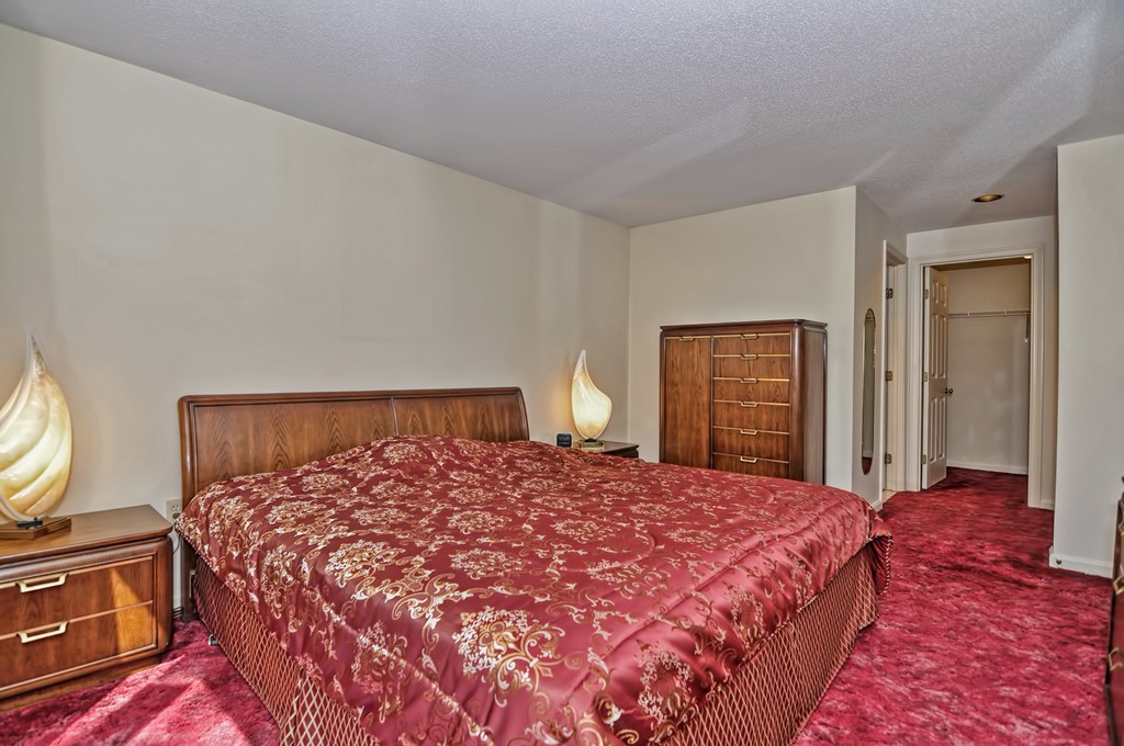 125 Stone Ridge Road, Unit 125 Franklin, MA 02038 - Photo 11 of 24 a bedroom with a bed and a lamp on dresser