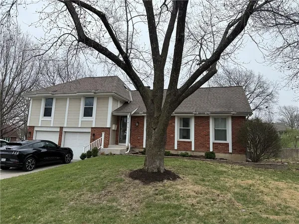 $395,000 | 8741 Widmer Road, Lenexa, KS 66215