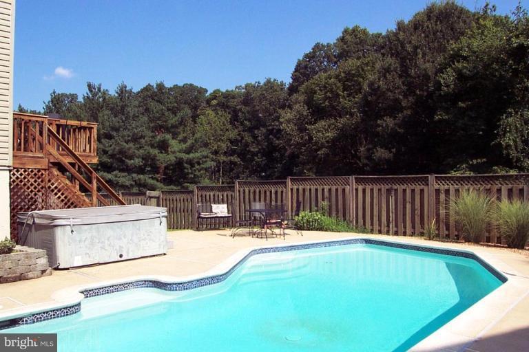 122 Environs Road Sterling, VA 20165 - Photo 2 of 10 Swimming Pool