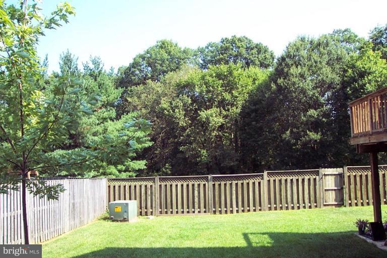122 Environs Road Sterling, VA 20165 - Photo 5 of 10 Back yard